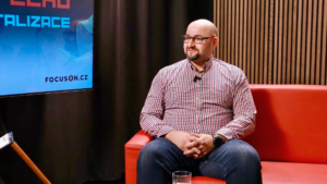 Firmy dnes často nebrzdí nedostatek zakázek, ale množství ruční práce mezi systémy, tabulkami a administrativou. V podcastu FocusOn o tom otevřeně mluví Tomáš Nývlt z coalios a připomíná, že digitalizace má největší smysl tam, kde lidem vrací čas na důležitější práci.
